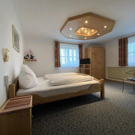Haus Steinacher הופראו